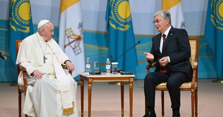 “Мені музыкант деп ойлайтын болды”: Рим папасы домбыра туралы пікірін білдірді