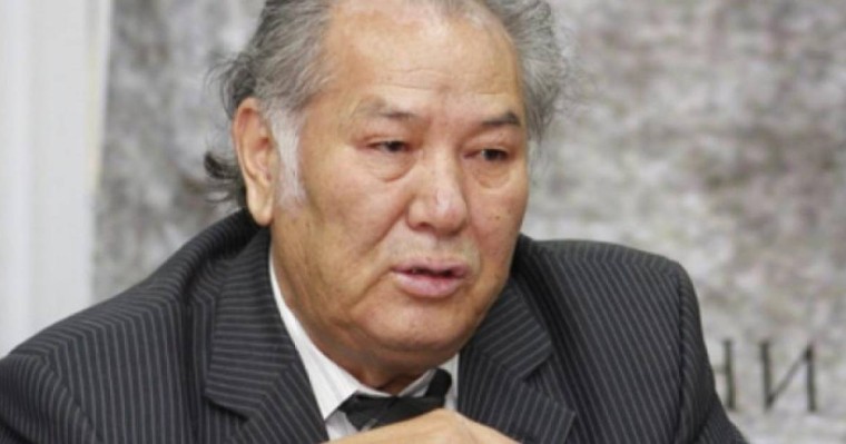 “Халық сізді қолдағалы отыр”. Жазушы президентке тағы сайлауға түсуді ұсынғанын айтты