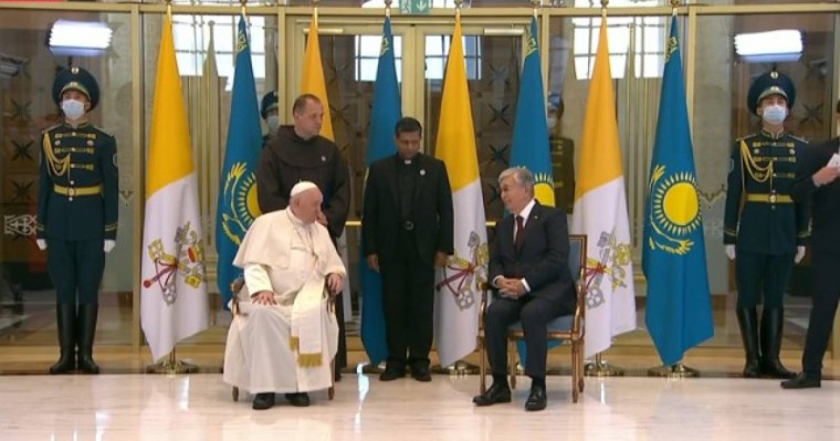 Тоқаев елорда әуежайында Рим Папасын күтіп алды