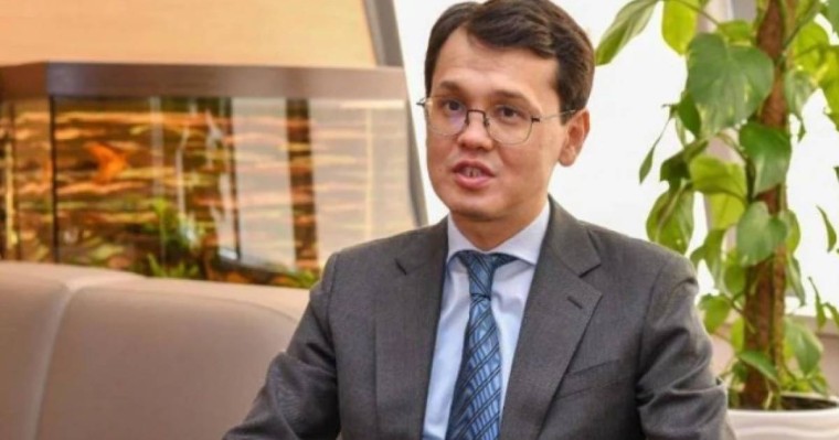 "Қазақ тілінде жауап беремін, олар тұтқаны қоя салады": Бағдат Мусин алаяқтарға қалай жауап беретінін айтты