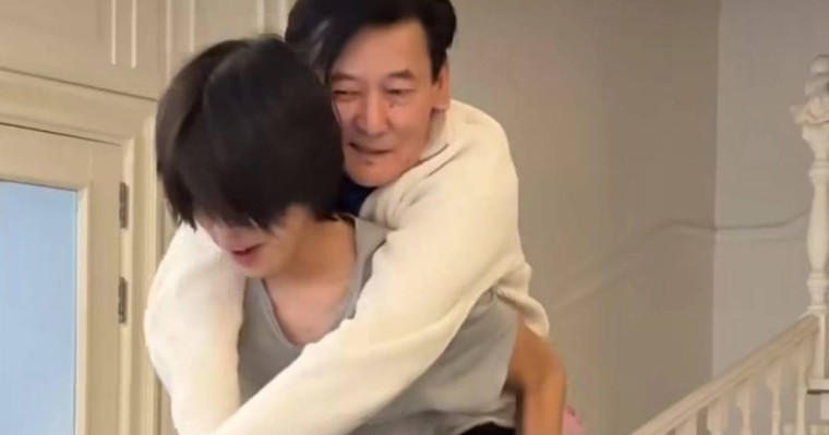 "Нардың жүгін көтеріп жүр": Әкелерін арқалаған Қыдырәлі Болмановтың ұлдарына көпшілік сүйсінді