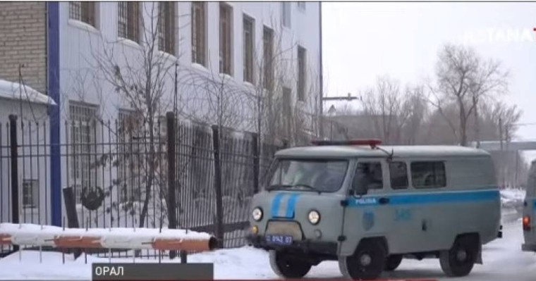 Түнгі клубта танысқан қыз «жігітін» өлімші етіп сабап, үйін тонап кеткен