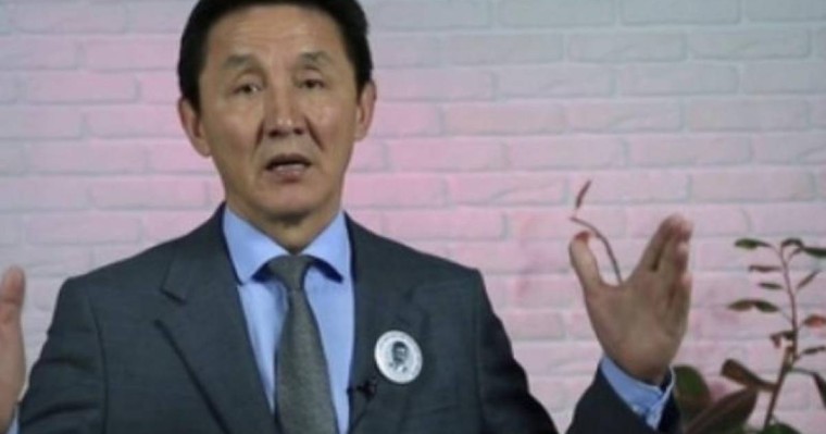 "Шешіндіріп, арқасына су бүркеді". Ахметбек Нұрсила қазақ әйелдерін алдап жүрген азамат туралы айтты