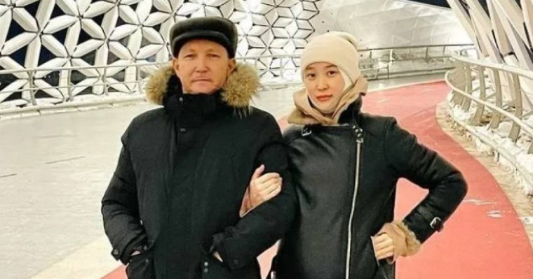 "Көп еркелетемін": Әнші Мөлдір Әуелбекова әкесіне су жаңа көлік сыйлады (видео)