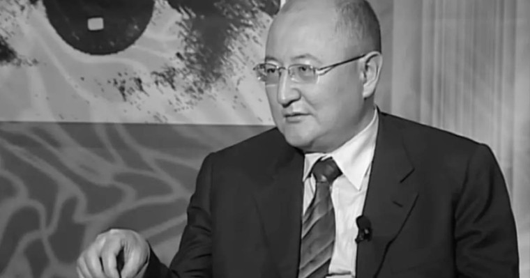 Бүгін Алтынбек Сәрсенбайұлының жұмбақ жағдайда қаза болып, оққа ұшқан күні