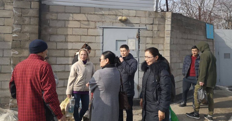 22 ақпандағы митинг қарсаңында қамалғандарға туыстары барды