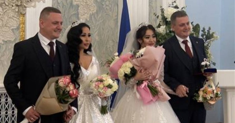 "Мұндай той болған емес": Беларусьтік егіздер егіз қазақ қыздарына үйленді