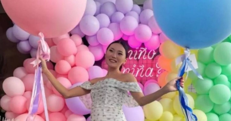Айсәуле Бақытбек "гендер-пати" жасап, баласының жынысын жария етті (фото, видео)