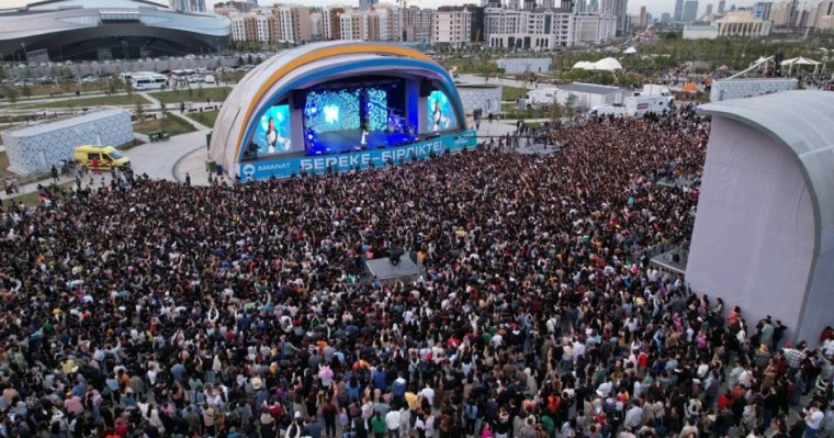 "Аузына маса кіріп кетті": Әнші Мирас Жүгінісов сахнада ыңғайсыз жағдайға тап болды (видео)