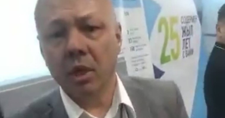 Қазақ тілін менсінбейтін әуежай қызметкерлері көпшіліктің ашуын тудырды (ВИДЕО)