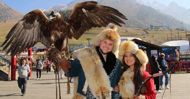 Америкаға бала бағуға барған 24 жастағы қазақстандық ару шетелдік қайын атасымен бешбармақ пісірді (видео)