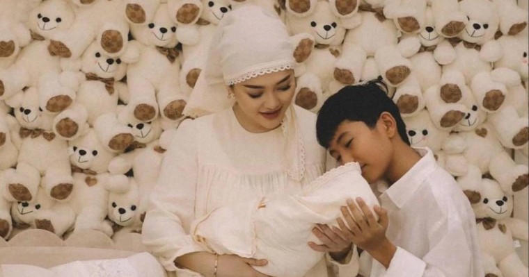 "11 жыл бөлек тұрған ана мен баланы қосты": Ерке Есмахан күйеуіне алғыс айтты