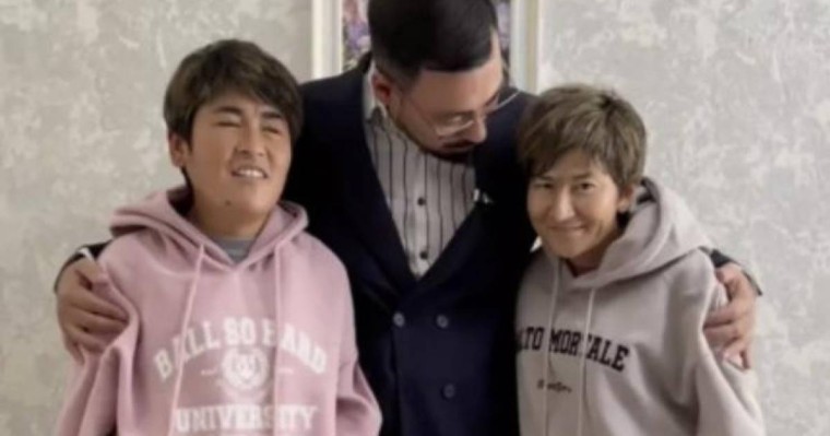 "Осыларды көрсем, жүрегім ауырады". 17 жыл құлдықта болған қыздардың өнері көпшілікті елжіретті