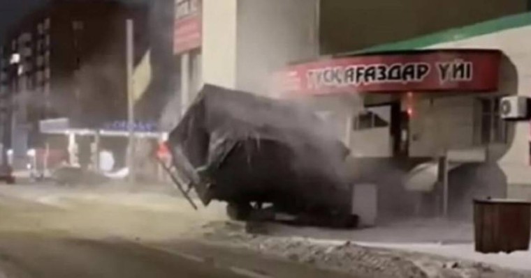 Полицейлердің көзінше. Жүк көлігін мас күйде айдап әкеткен жүргізуші дүкенді ойрандады