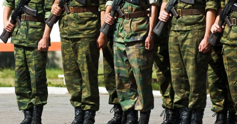 Ақтауда сарбаздарды темекі тұқылын жеуге мәжбүрлеген взвод командиріне үкім шықты