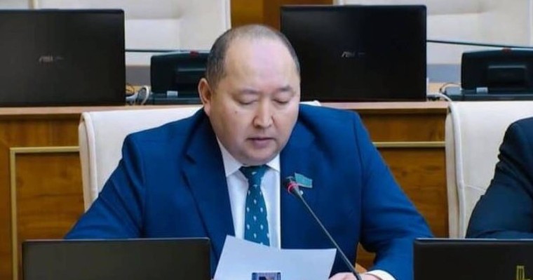 Мәжіліс депутаты шенеуніктерге ауылға көшіп барып, үйлерін тезекпен жылытуды ұсынды