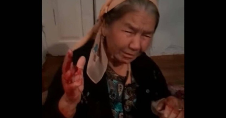 "Үйден шықпағанды көрсетеміз". Шымкентте әйел күйеу балаларының анасына не істегенін айтып берді