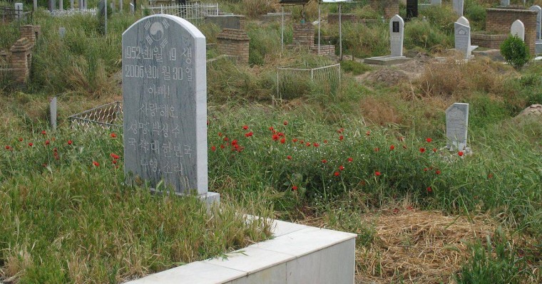 Интернеттің нашарлығына байланысты оқушы қыз зират ішінде оқуға мәжбүр болды