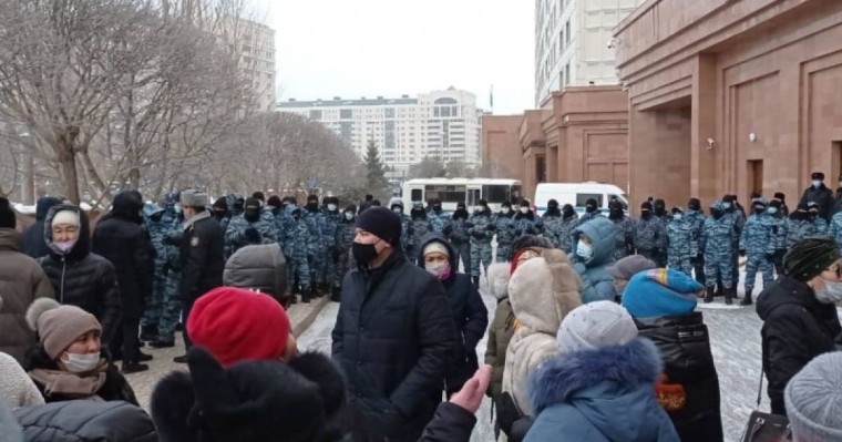 Астанада наразы әйелдер жаңа депутаттардың ел алдына шығуын талап етті