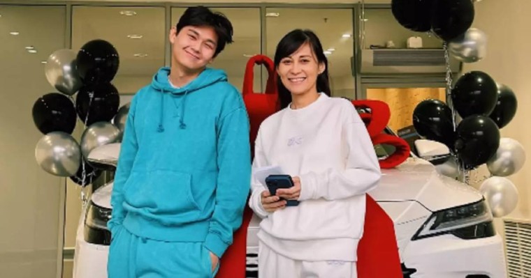 Әнші Sadraddin анасына қымбат көлік мінгізді (фото, видео)