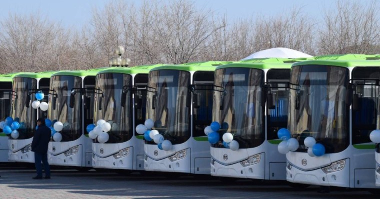 7 миллиард теңге: Атырауда Қытайдың 170 автобусы әлі тұр
