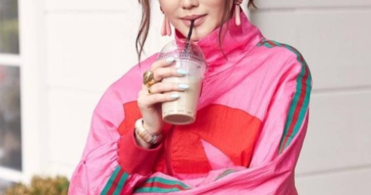 Әріптестері Ерке Есмаханның аяғы ауыр деп болжады