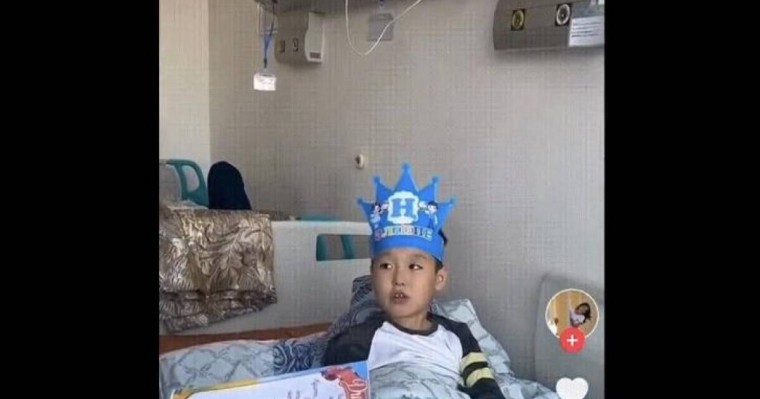 "Жылағысы келіп кетті". Әліппемен қоштасатын күні көлік қаққан оқушысын іздеп келген ұстаз көпті тәнті етті