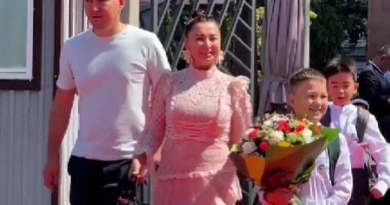 "+1 мәңгүрт": Баласын орыс сыныбына берген Сәдуақасова сынның астында қалды
