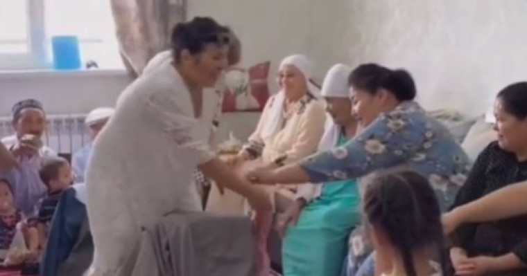 "Қай атаңнан көрдің бесікке мінген қатынды": Бұтының арасына бесікті қыстыру Маңғыстаудың салты ма? (ВИДЕО)