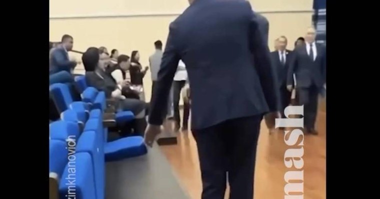 Орындығын ұстап, күтіп тұрған: Желіде Жамбыл облысы әкімінің көмекшісінің әрекеті қызу талқыға түсті