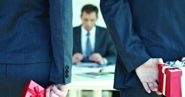 Тоқаев заңға қол қойды: шенеуніктерге сыйлық беруге тыйым салынады