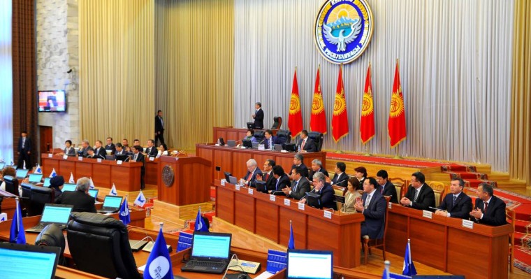 Қырғызстан парламенті депутаттары орыс тіліндегі баяндаманы тыңдаудан бас тартты