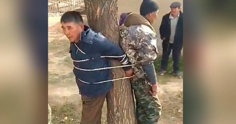 Жергілікті тұрғындар ауыл әкімі мен учаскелік полицияны ағашқа байлап тастаған (ВИДЕО)