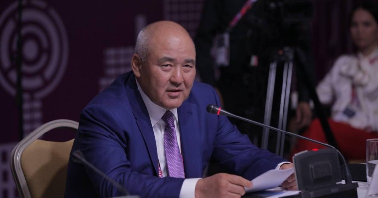 Түркістан облысының экс-әкімі Өмірзақ Шөкеевтің отбасы немен айналысады?