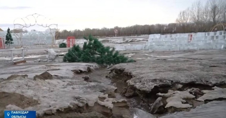 "Рәсуа болған ақша": Павлодар облысында 53 миллионға салынған мұз қалашығы еріп, су болып ағып жатыр