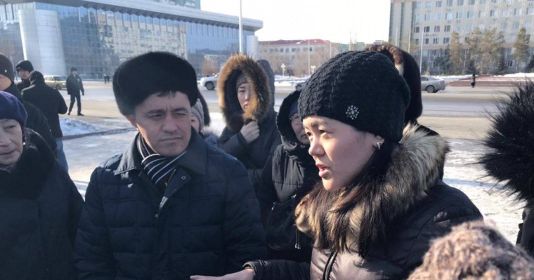 Ақтөбеде "қаржылық ұйымдарға алданған" салымшылар әкімдікке талаппен барды