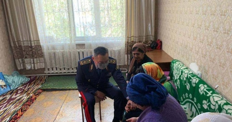 Вице-министр қаза тапқан полицейдің төріне аяқ киіммен шықты (Фото)