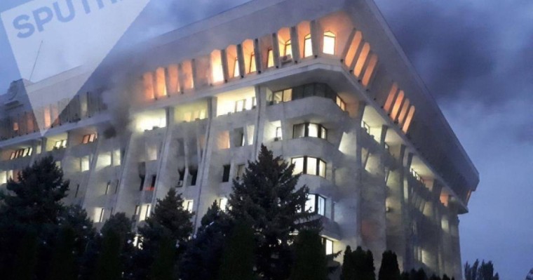 Бішкекте наразылық білдірушілер басып алған Ақ үй өртке оранды (ВИДЕО)