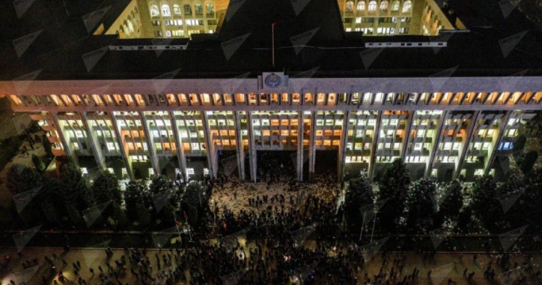 Бішкектегі наразылық білдірушілер Ақ үйді басып алады, Сооронбай Жээнбеков қашты