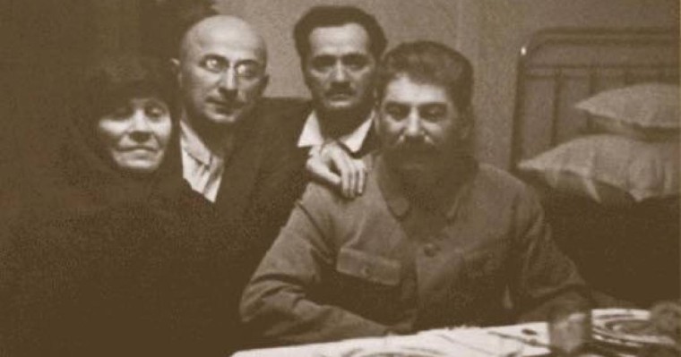 Сталин анасына неге сирек барған?