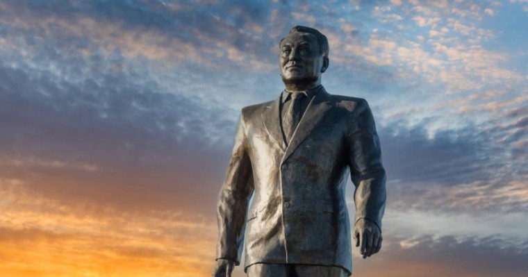 Бәйтеректің басындағы атамыздың быттиған қолын да алып тастайық – Нұрлан Әубәкір