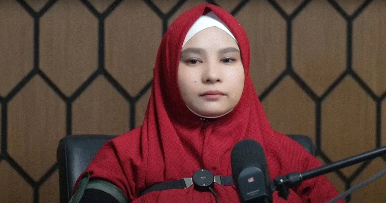 «Кішкентай қыздарға сексуалды әуестігі бар ма?»: күйеуін педофил деп айыптаған блогер детектордан өтті (ВИДЕО)