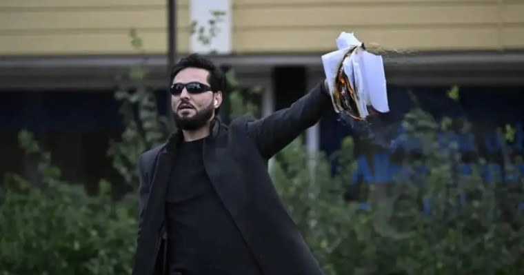 Бірнеше рет Құран өртеген ер адамды тікелей эфирде отырған жерінен атып өлтіріп кетті