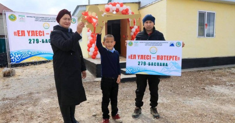 Имамдар 4 жыл контейнерде тұрған мұғалімге 3 бөлмелі үй сыйлады