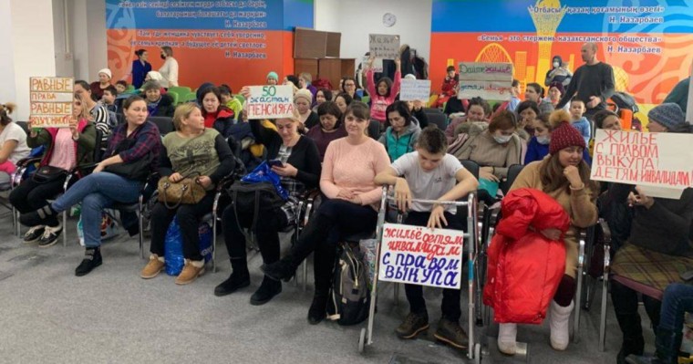 Нұр-Сұлтанда мүгедек баласы бар әйелдер биліктен үй мәселесін шешуді талап етті