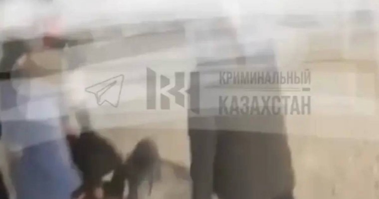 Желіде бір топ оқушының қатарластарын жаппай соққыға алған видеосы тарады