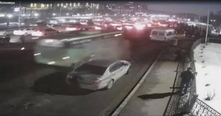 Алматыда бір топ адамды қағып кеткен автобустың видеосы тарады