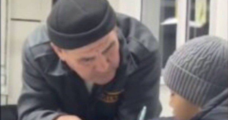 Оқушыға үй тапсырмасын орындауға көмектескен күзетші желіні тәнті етті