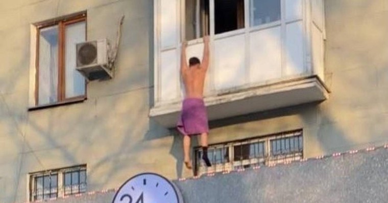 Балконнан салбырап тұрған "көңілдестің" кім екені белгілі болды