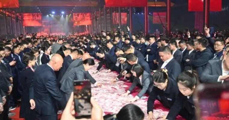 "Сыйғанынша алыңдар": Қытайда компания басшысы қызметкерлеріне "бір үстел" ақша таратып берген